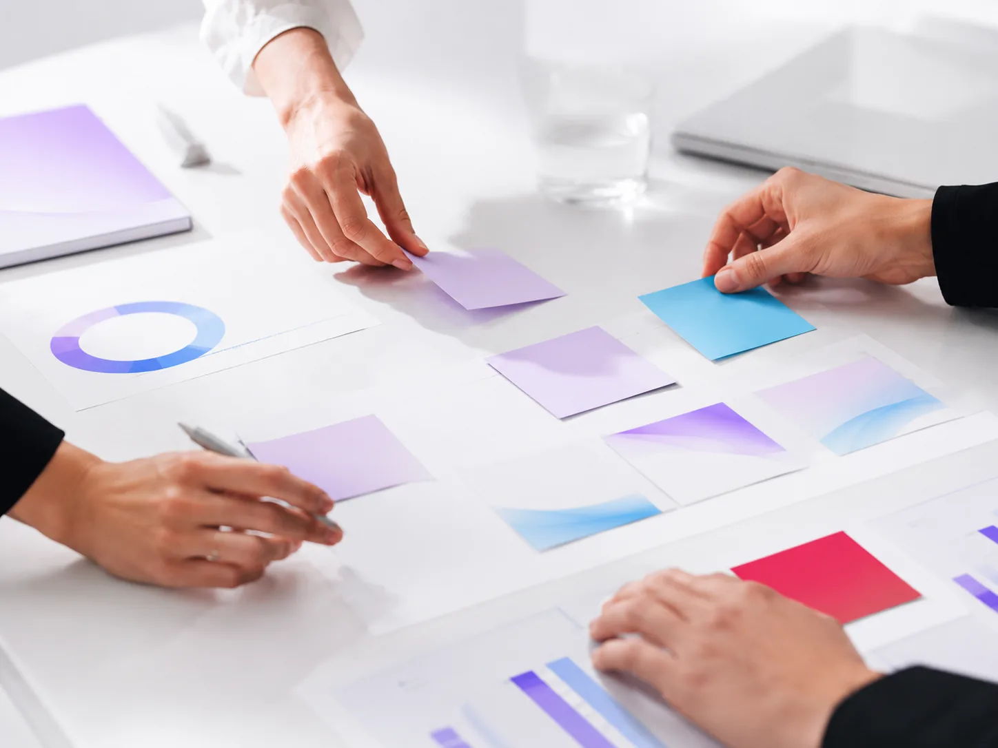 Arbeitsfläche mit Product-Discovery-Notizen und strukturierten Entscheidungen